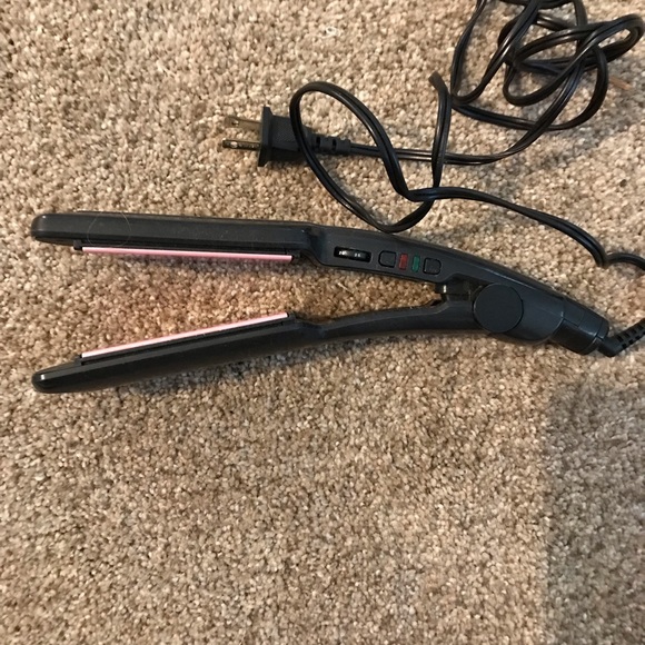 Con. Air flat iron. - Picture 2 of 3